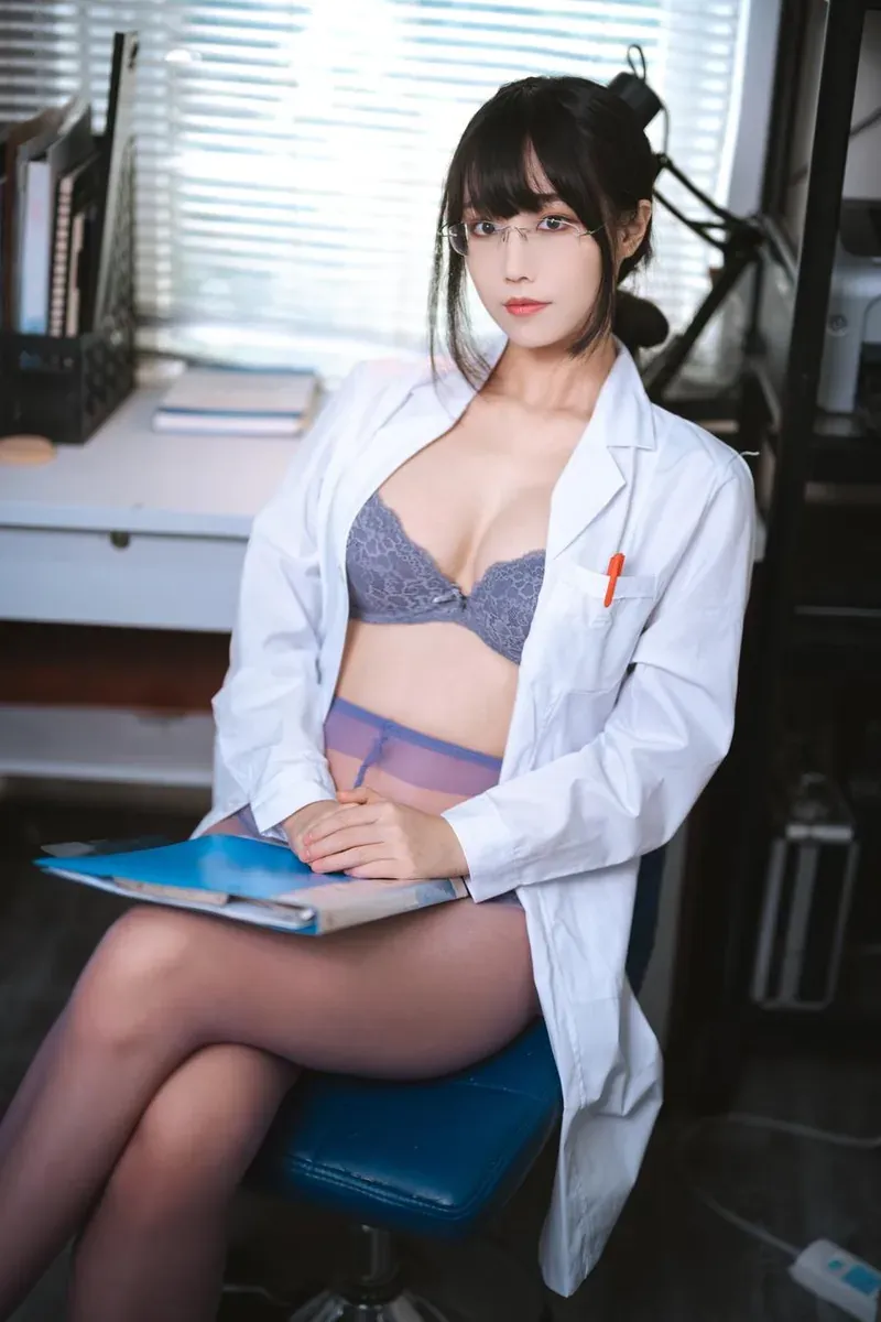 汪知子海外Coser 汪知子白色外套眼镜造型照片
