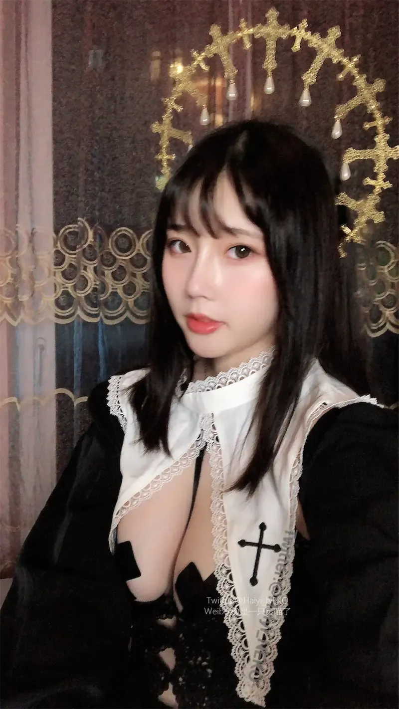 是一只废喵了海外名称与作品方向 是一只废喵了黑白风格服装近景照片