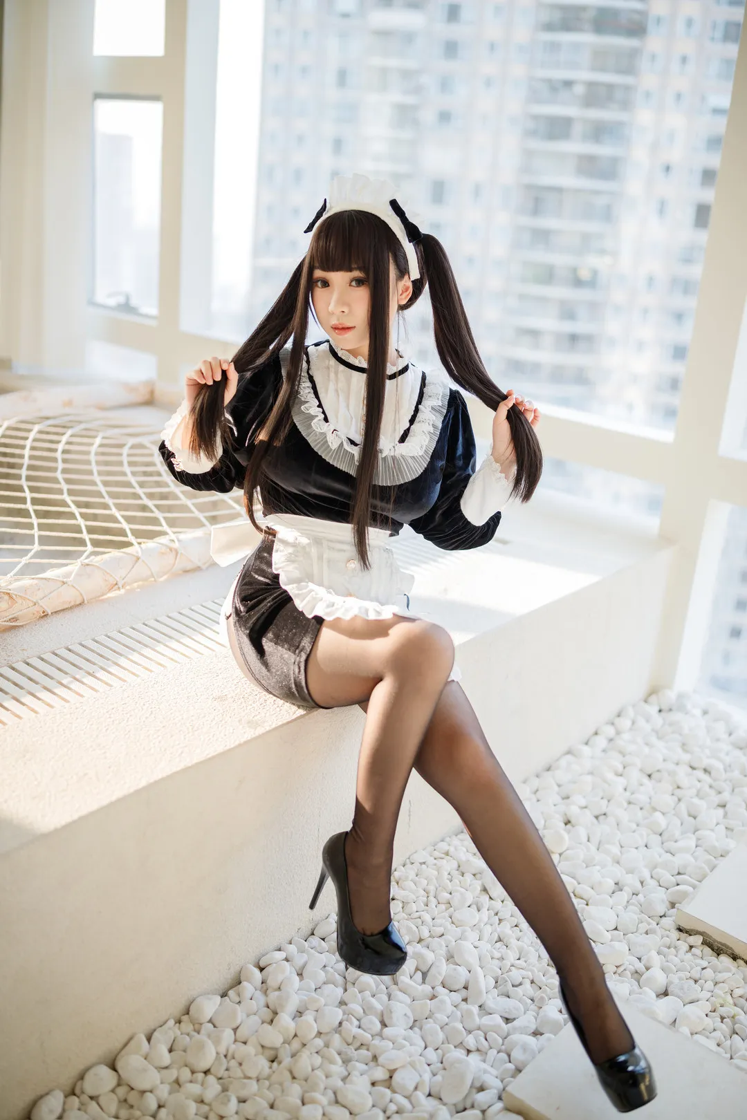窗白石子地面上的黑丝双马尾女仆装造型