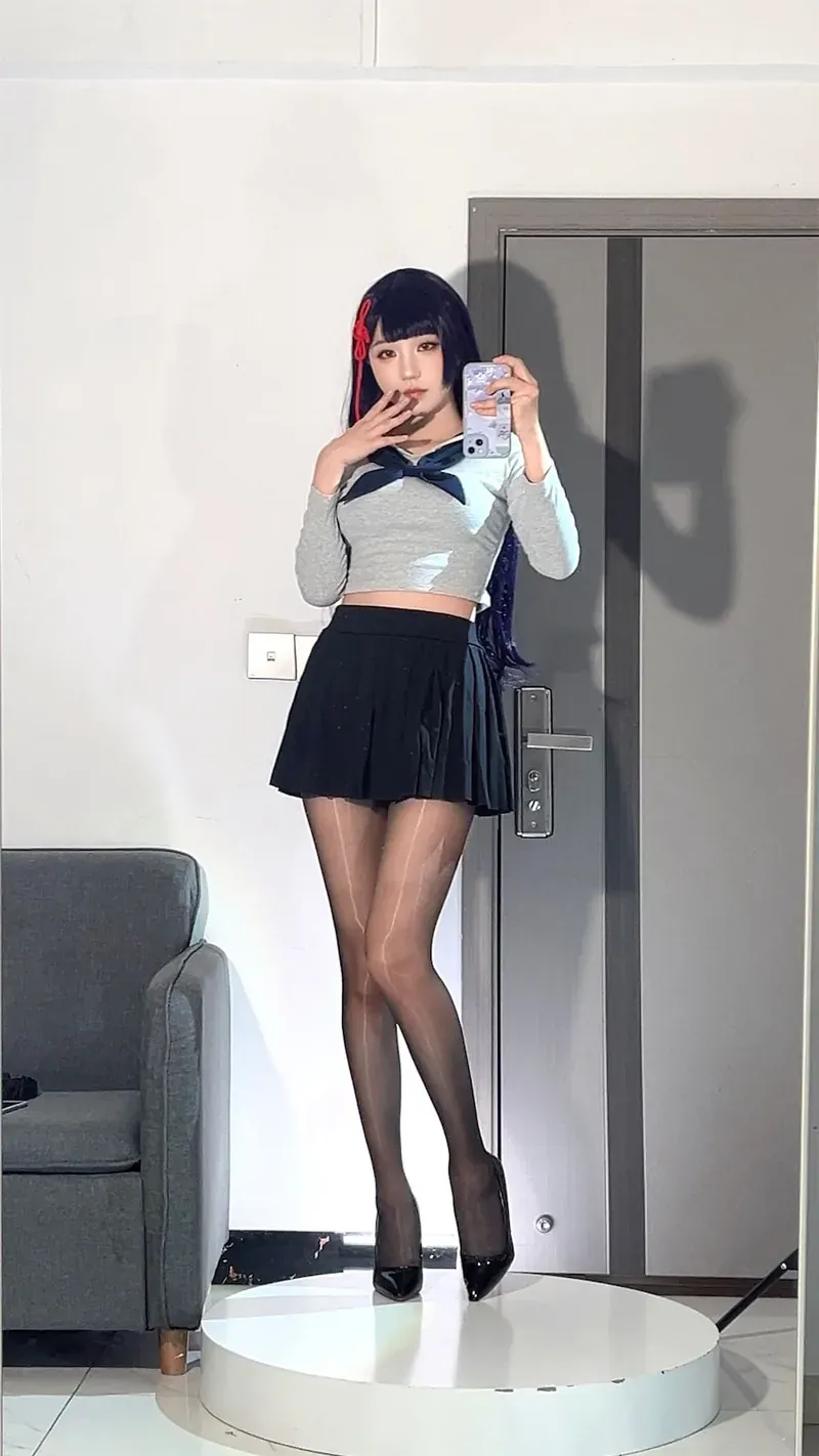 无影喵喵Ghost海外Coser 无影喵喵Ghost校园风Cosplay服装镜面照片