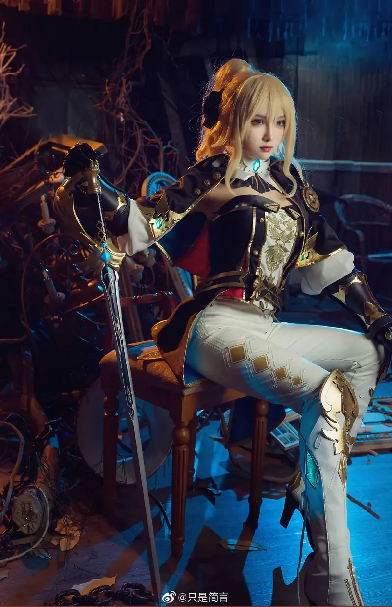 猪小七海外Coser 黑金角色扮演服装与场景造型