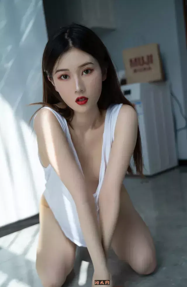 熙涵海外名称 熙涵公开造型照片，白色服装搭配长发造型的近距离镜头