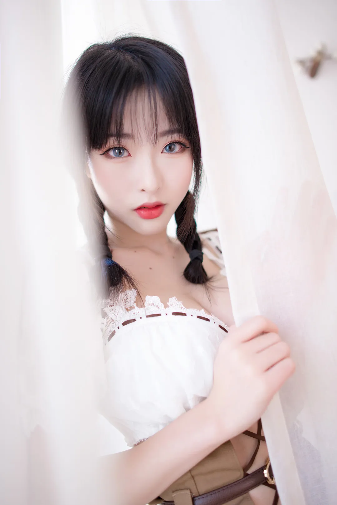 清水由乃 cosplay 海外名称与作品 黑发造型与白色服装人物照片