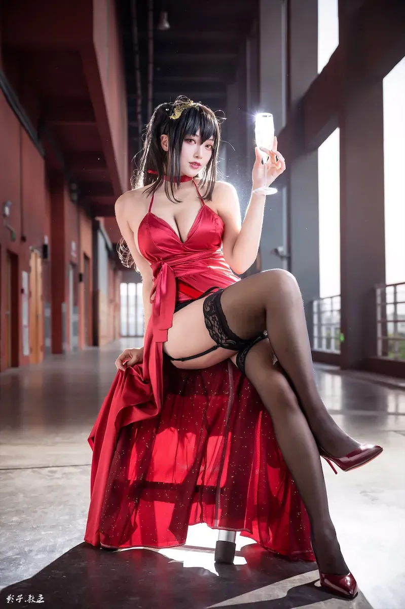 花柒Hana身着红色晚礼服，扮演《蔷薇少女》中的真红，手持酒杯，姿态优雅。