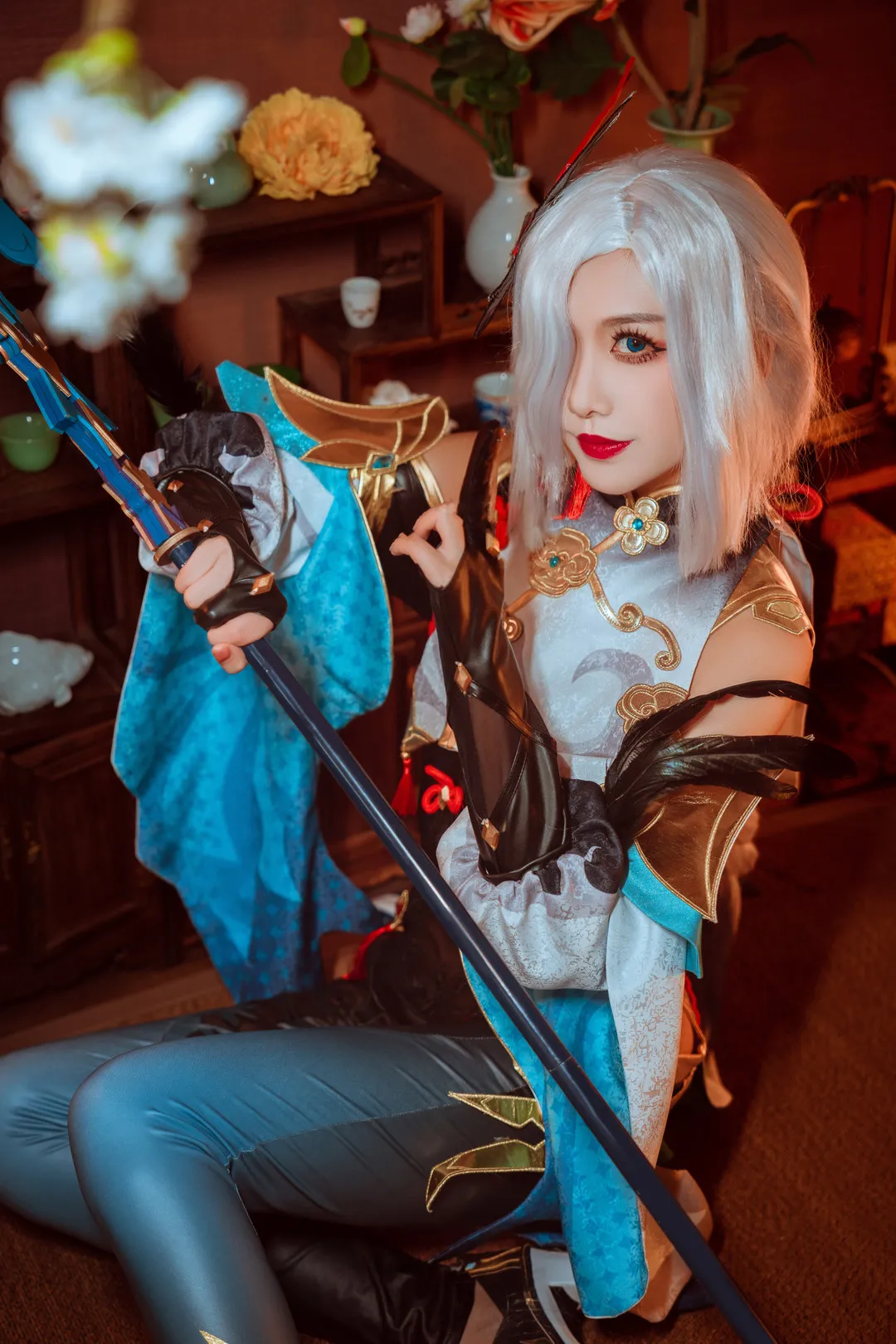 源纱希喵喵喵 cosplay海外名称与作品 源纱希喵喵喵白发角色服装搭配长柄道具