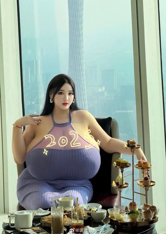 波波安吖海外名称与作品方向整理 波波安吖室内休闲造型照片，紫色服装搭配窗边城市背景