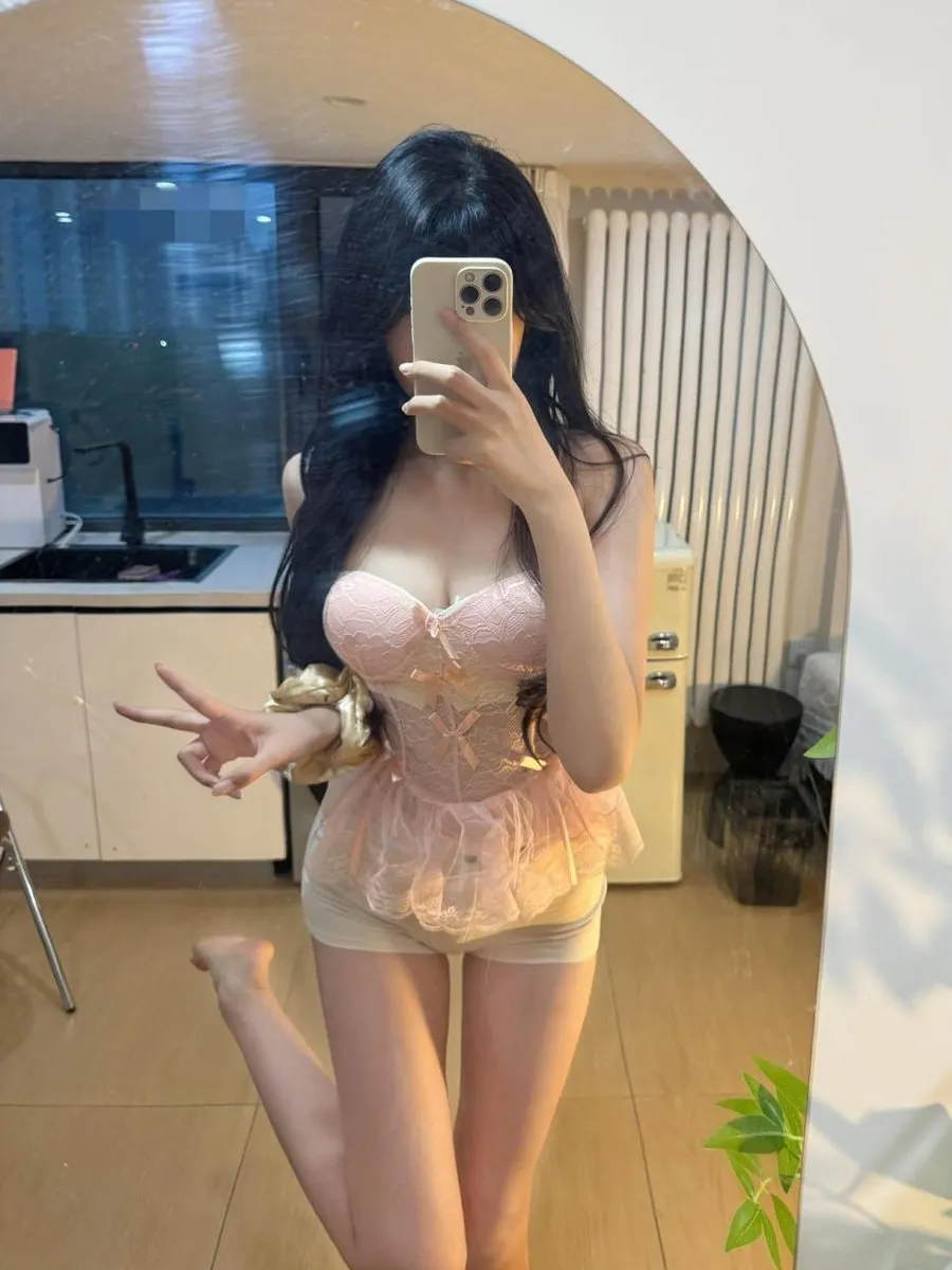 抖音神明同同写真 神明同同浅色主题服装室内自拍照片