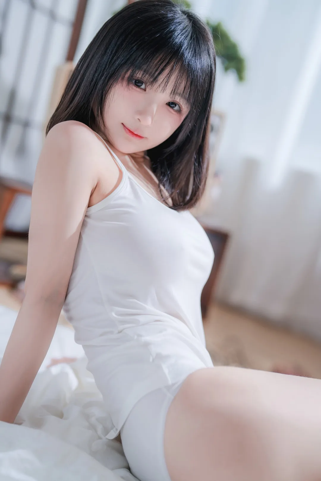 桜井宁宁 cosplay与海外名称识别 桜井宁宁白色服装造型照片，黑色短发风格与室内空间结合的视觉画面