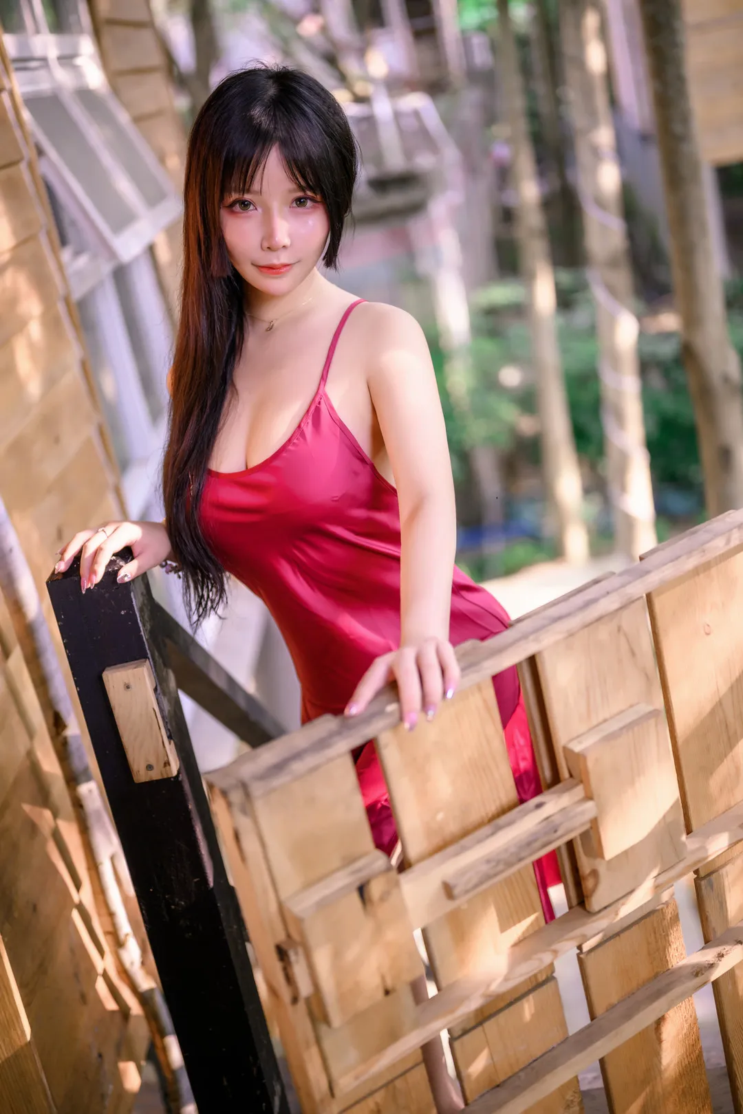 抱走莫子aa海外名称与cosplay作品 抱走莫子aa户外红色服装写真画面