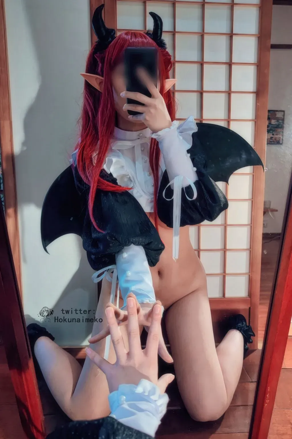 洛璃LoLiSAMA海外Coser 红发角色扮演造型照片,包含黑色角饰、翅膀元素和室内镜面构图