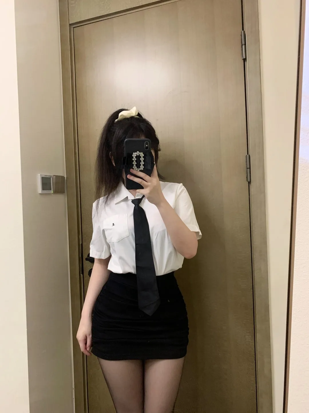 是依酱吖 cosplay海外名称与视觉 是依酱吖白色衬衫黑色裙装镜面照片