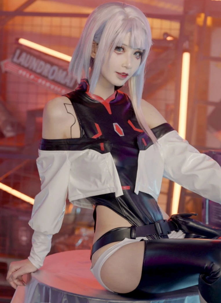 爱老师_PhD cosplay海外名称与作品 爱老师_PhD白发赛博风服装角色造型