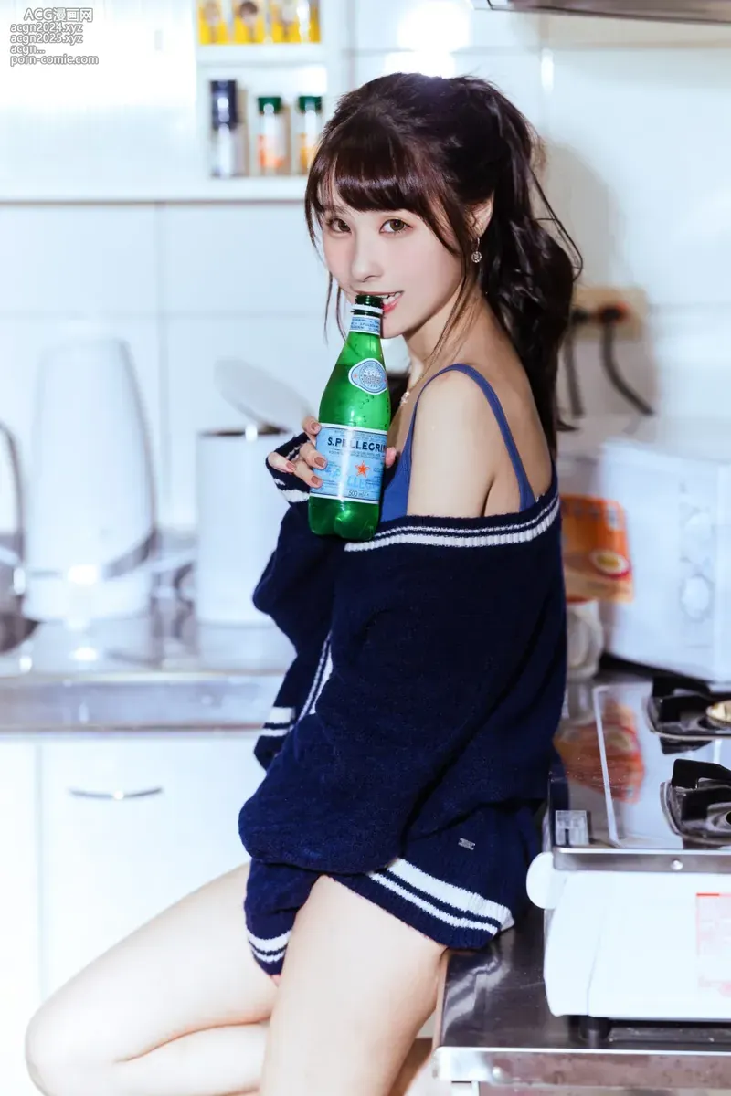 泥泥汝 cosplay海外名称与作品 泥泥汝室内蓝色服装造型照片