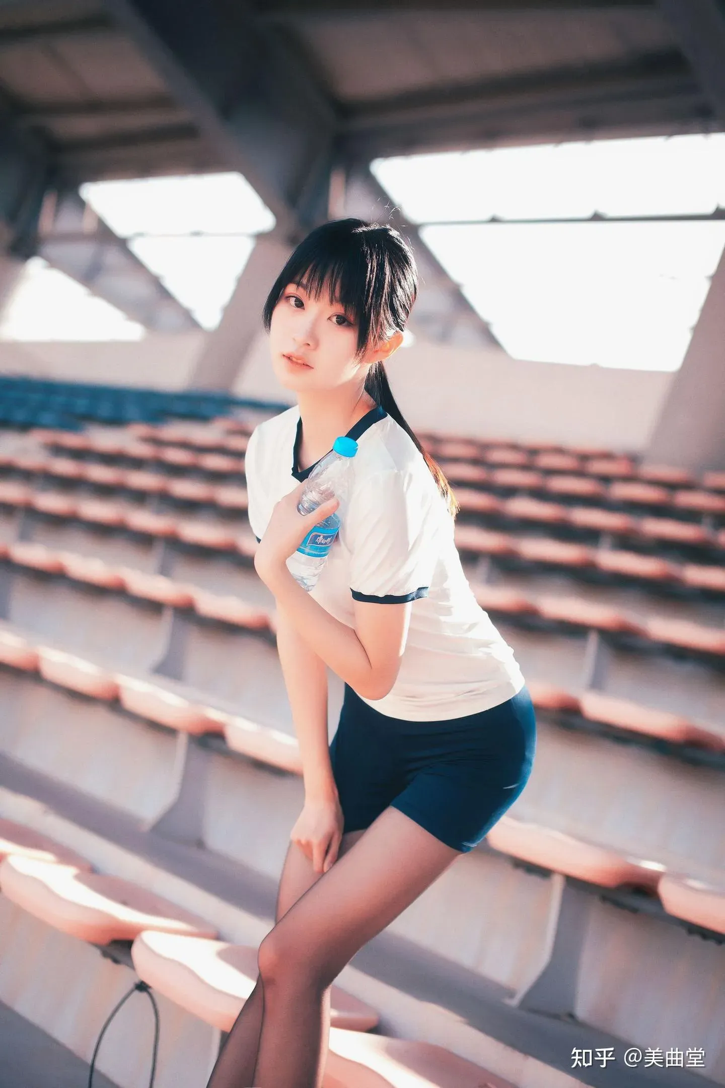 沧霁桔梗 cosplay海外名称与写真视觉 沧霁桔梗白色运动服装场景摄影