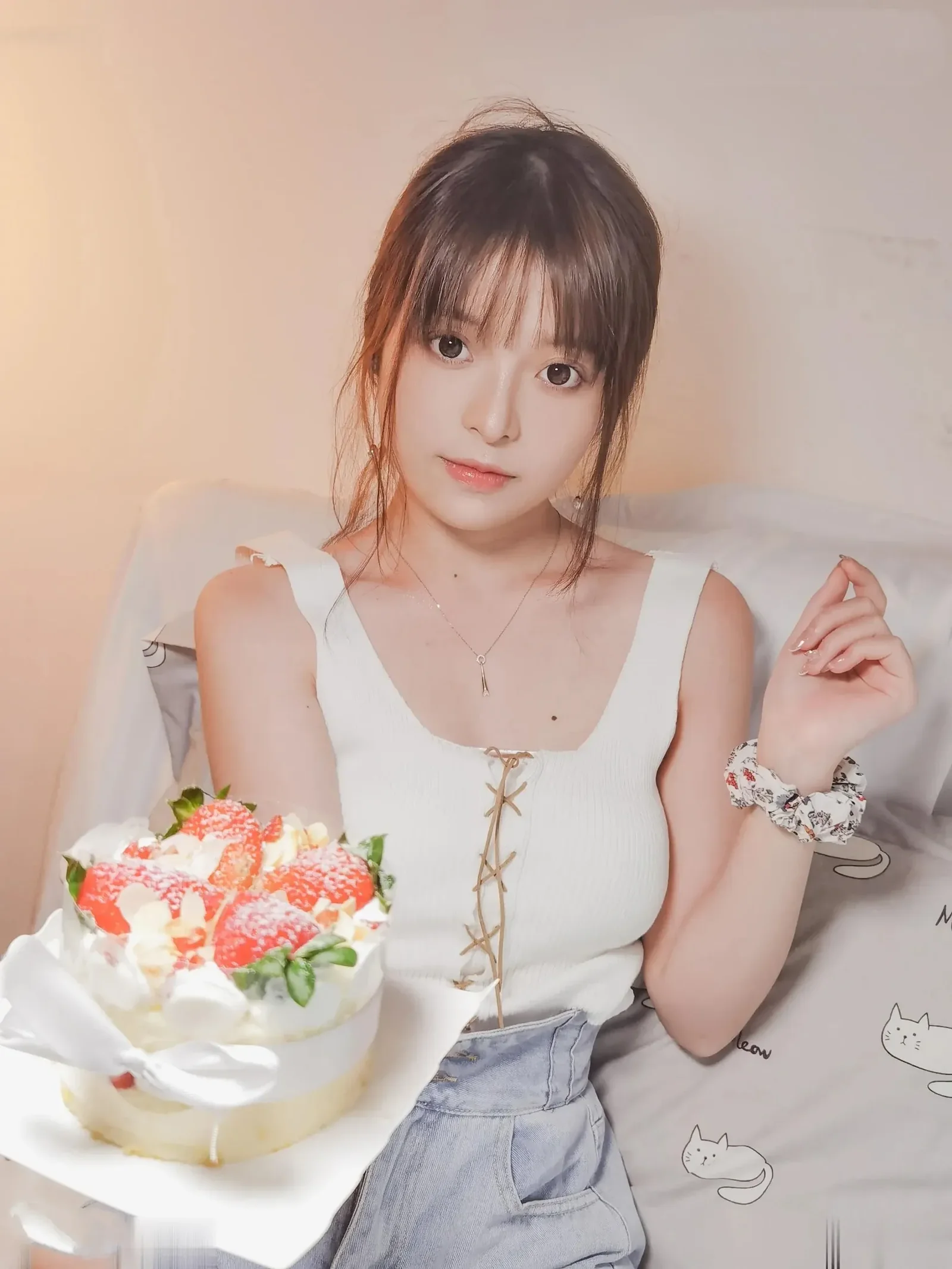 草莓味的奈奈兔白色背心手捧草莓蛋糕