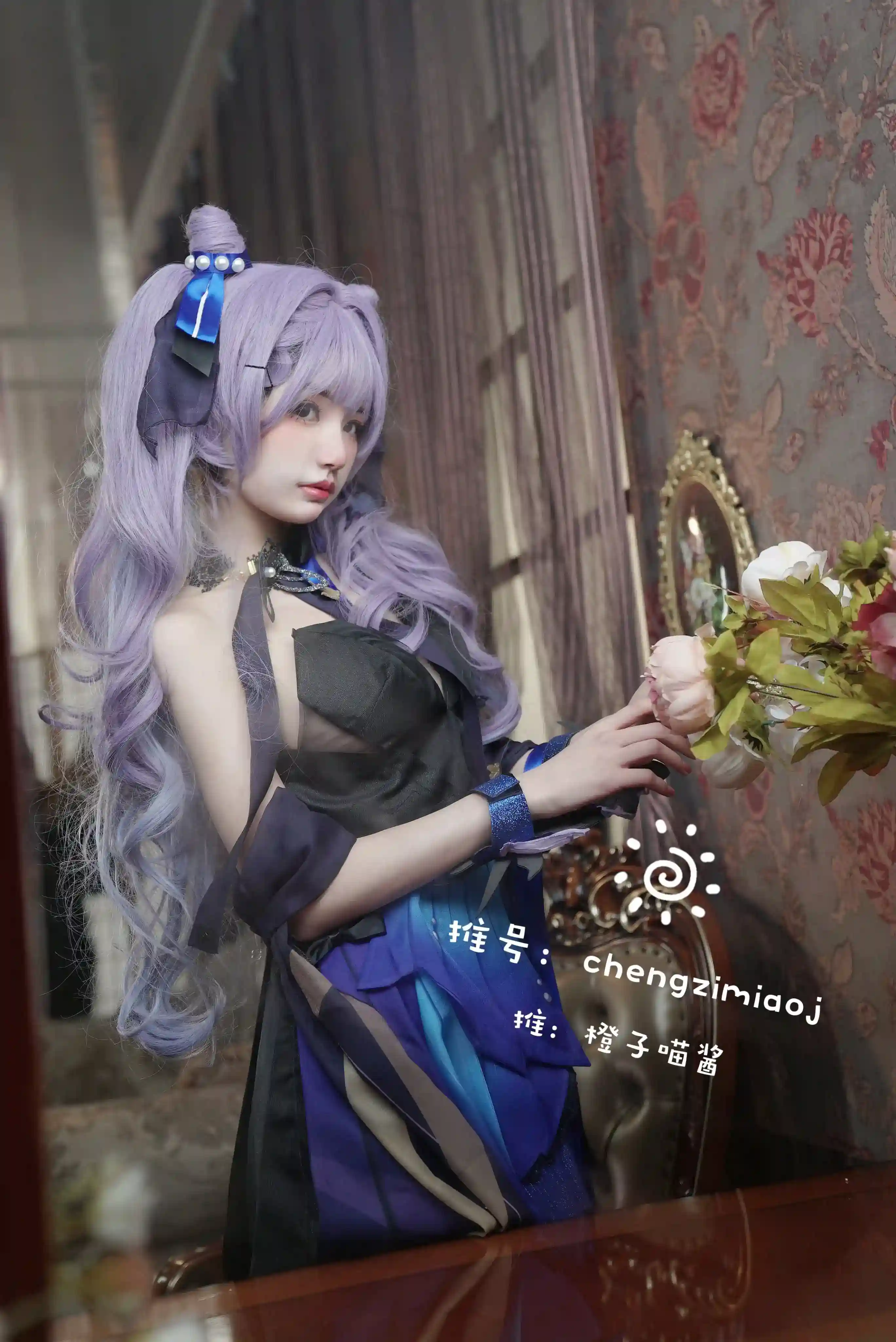 橙子喵酱 cosplay海外名称与代表作品 橙子喵酱紫色长发深色服装角色造型