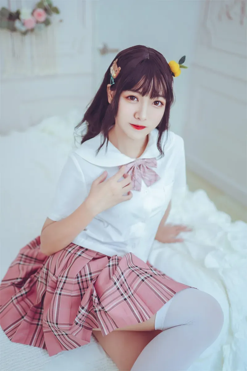 猪小七海外Coser 校园风白色服装人物造型照片