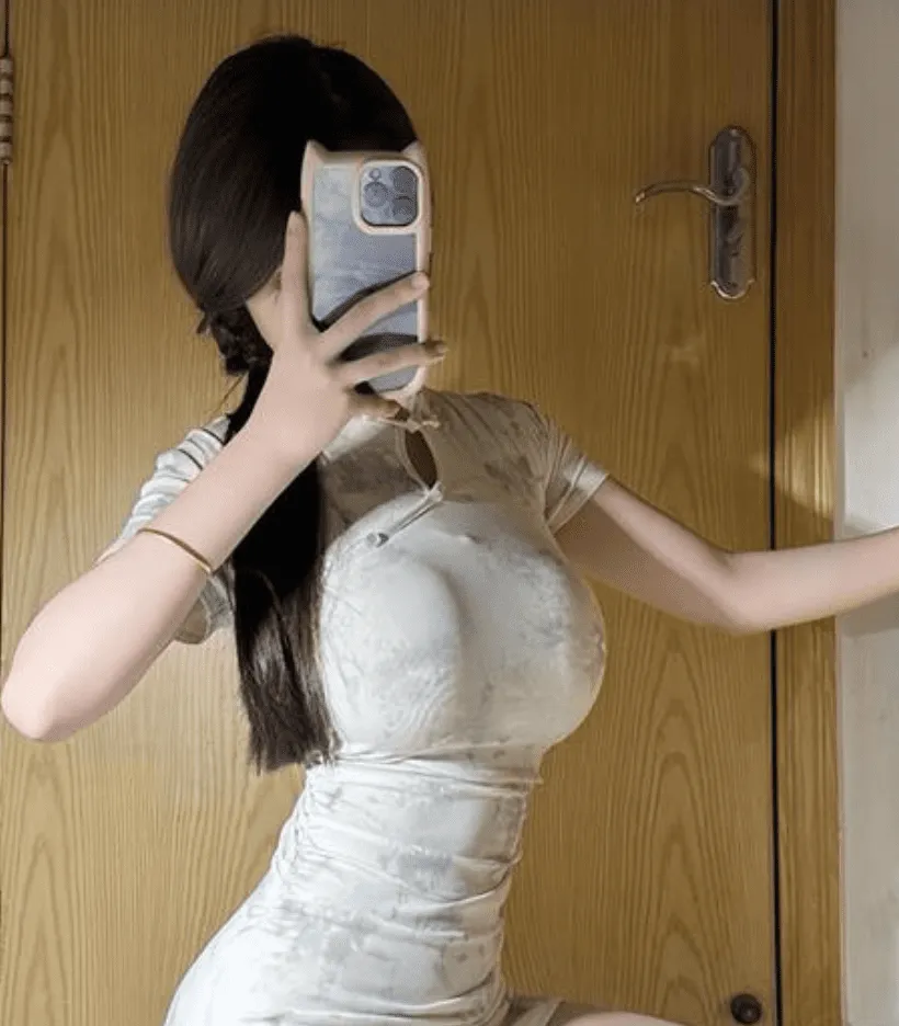 抖音阿拉蕾yyyy海外名称与作品 抖音阿拉蕾yyyy cosplay视觉导读与写真 抖音阿拉蕾yyyy浅色服装室内写真照片