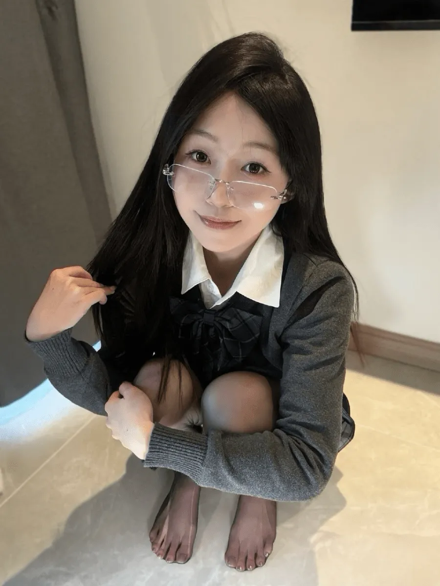 抖音别拔虎牙写真图集与海外名称 抖音别拔虎牙公开图片，黑色长发搭配眼镜和灰色针织服装