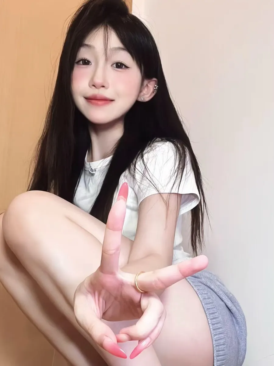 抖音别拔虎牙写真图集与海外名称 抖音别拔虎牙公开图片，黑色长发搭配白色上衣的近距离自拍造型