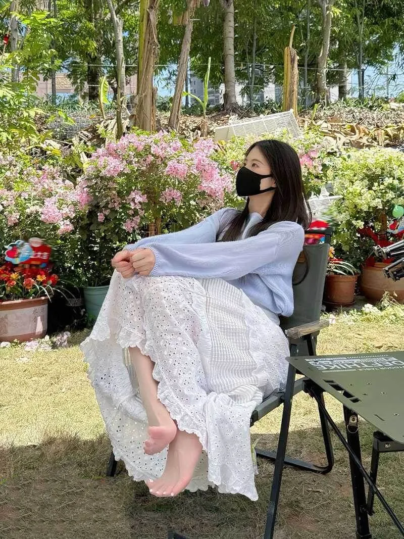 抖音小步里海外名称 抖音小步里户外浅色服装造型照片