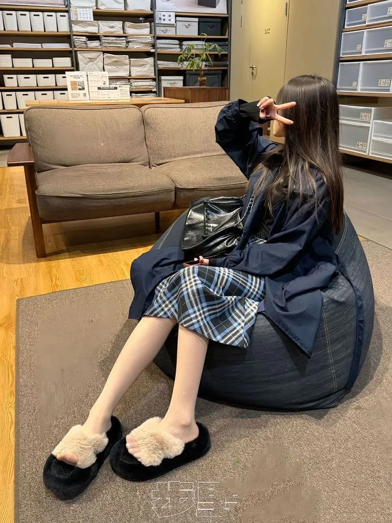 抖音小步里海外名称 小步里室内深色服装和休闲坐姿照片