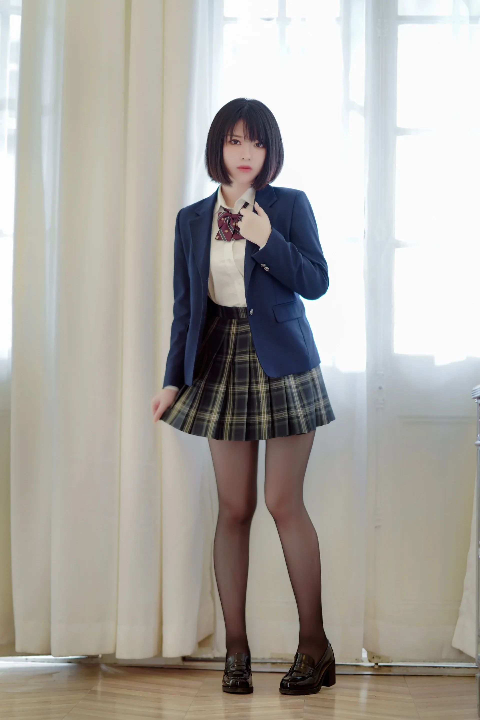 抖音小熊大王海外名称 抖音小熊大王校园风服装造型照片,短发搭配蓝色外套和格纹裙