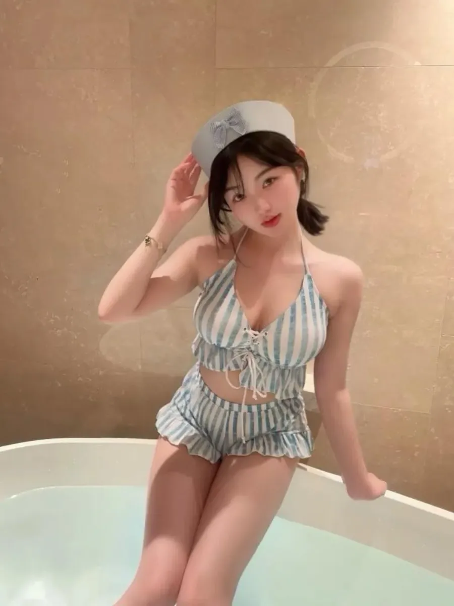 抖音张洛洛海外名称识别与作品整理 抖音张洛洛浅色服装造型照片，短发与室内背景搭配