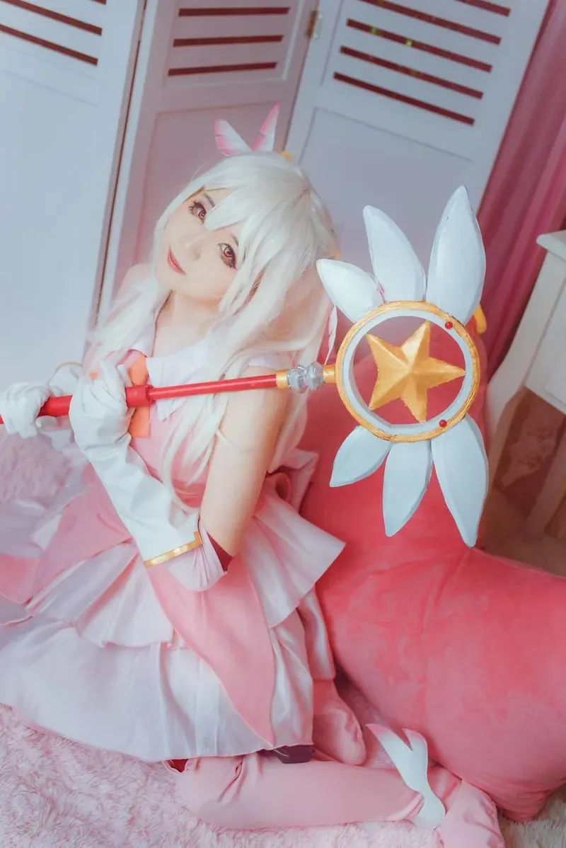 渊秧海外名称 白色幻想系cosplay服装造型，带有星形道具的粉色场景照片