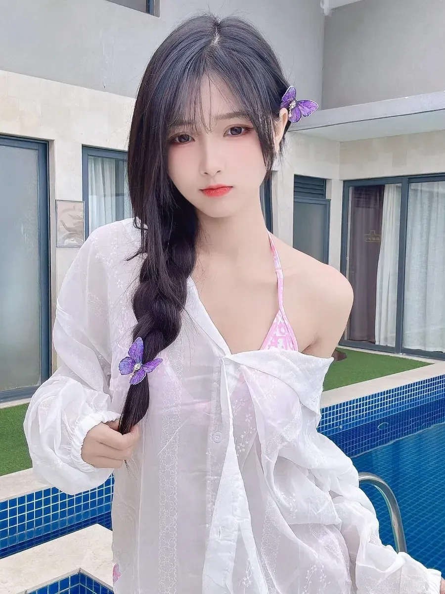梅美超甜海外名称识别与作品方向 梅美超甜图片中的人物姿态和场景构图展示