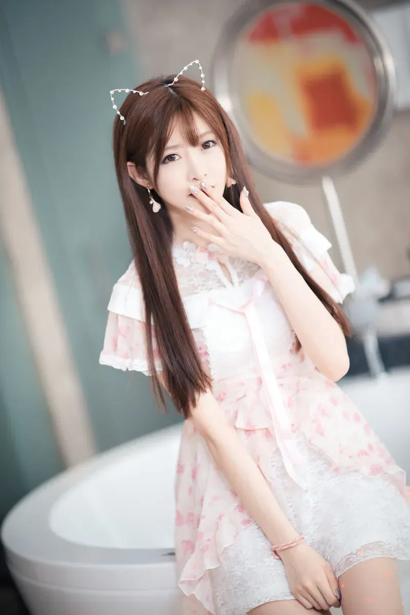 现代简约私服穿搭全身中景照