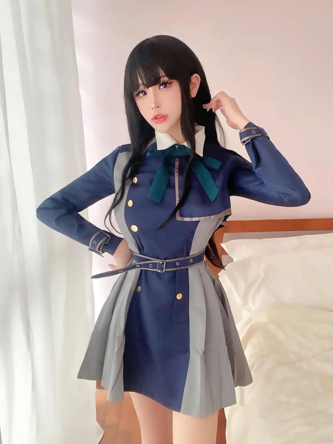 花リリ黑色长直发身着深蓝与浅灰拼色双排扣制服裙
