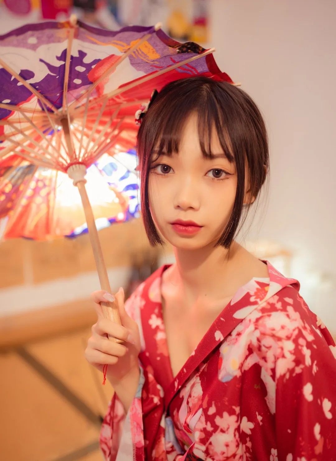 萌量守恒_穿红色碎花和风浴衣手持彩色油纸伞的半身人像_01