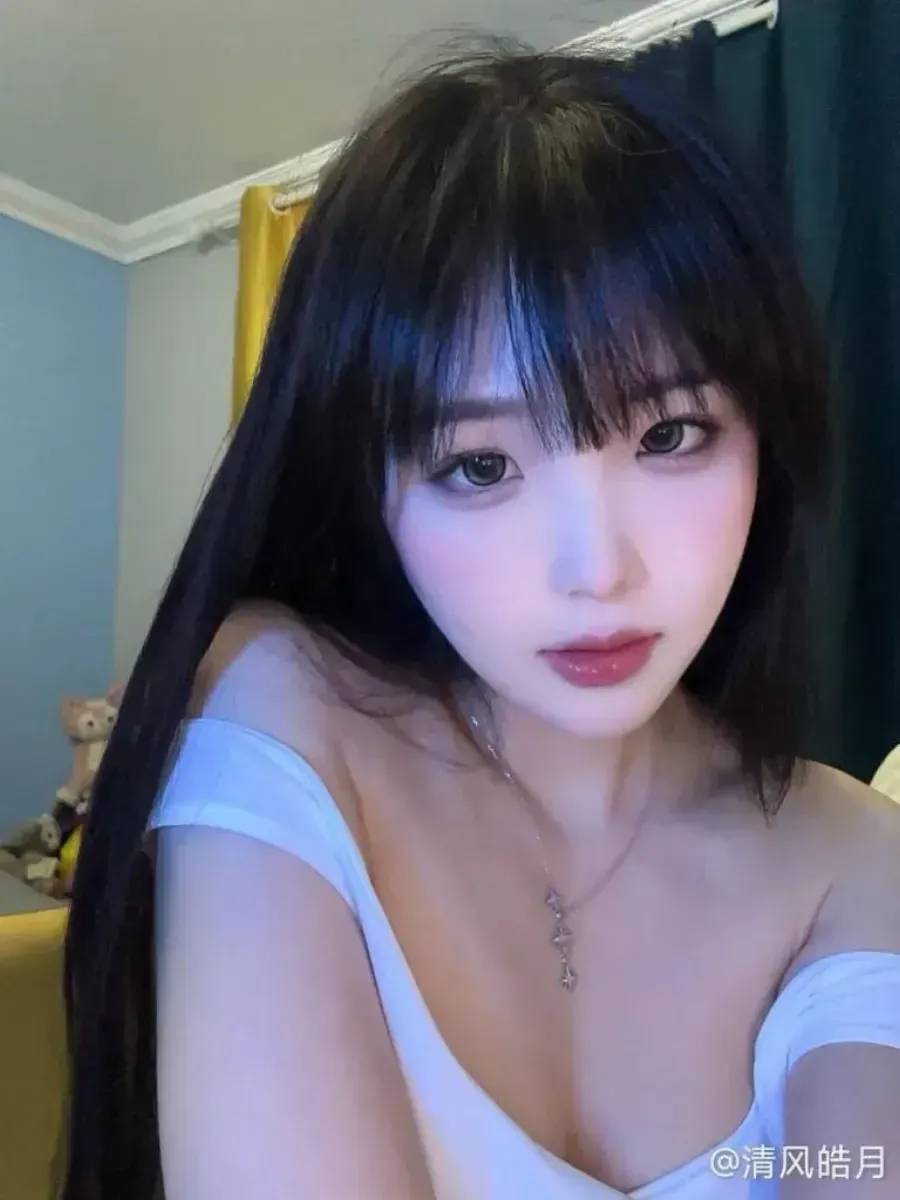 清风皓月海外名称 清风皓月黑色长发搭配浅色服装的室内造型照片