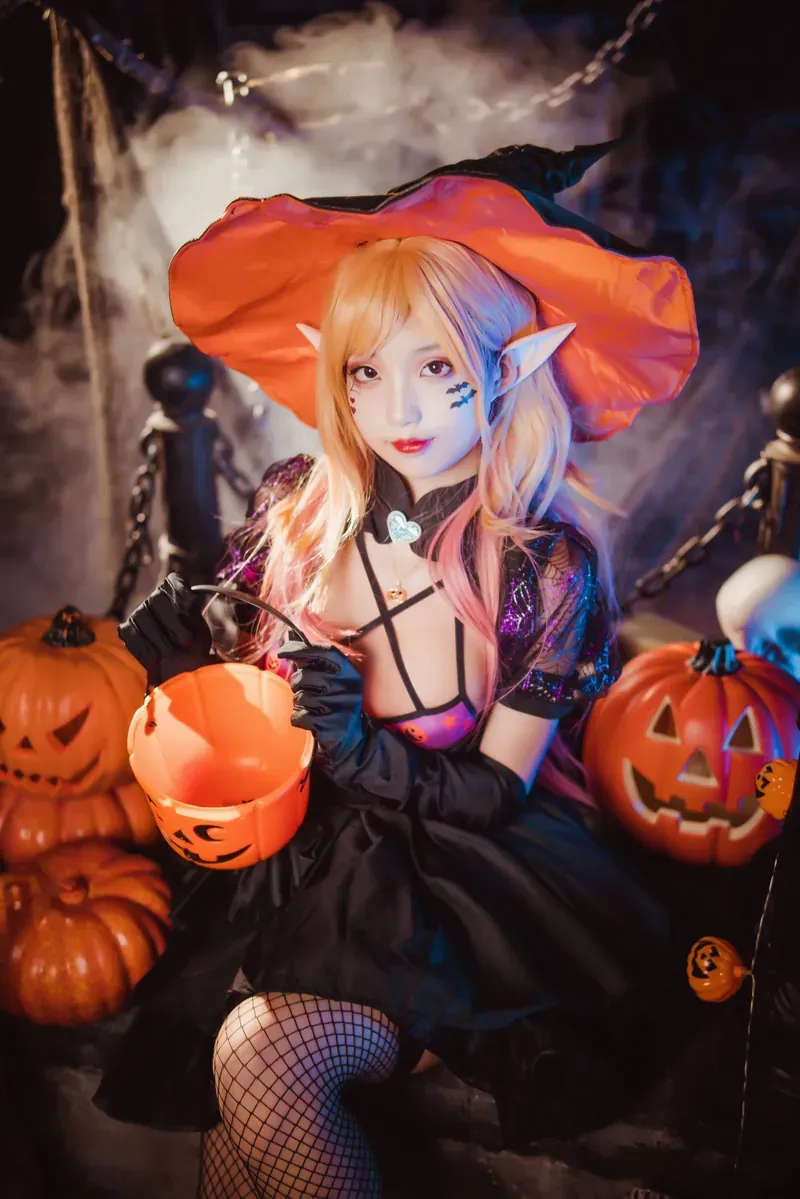 狐玖玖 cosplay海外名称识别与写真视觉 狐玖玖南瓜主题幻想cosplay造型照片,橙色帽饰与暗色服装