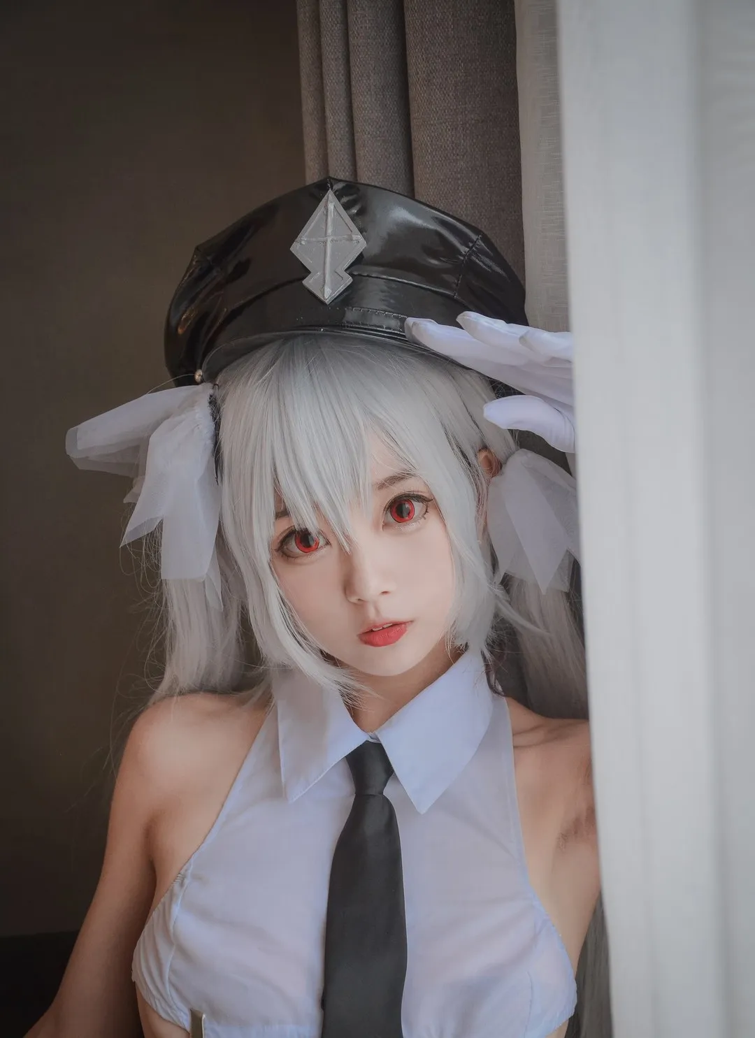 清颜真德秀 cosplay海外 清颜真德秀白发角色装扮照片，黑色帽饰和白色服装细节