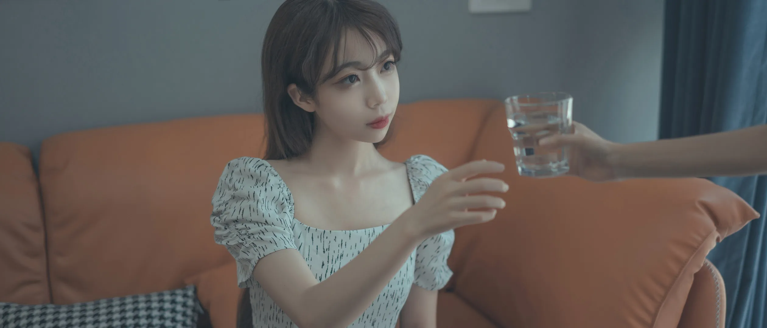 杏仁曲奇 cosplay海外名称识别与作品整理 杏仁曲奇浅色服装室内场景照片