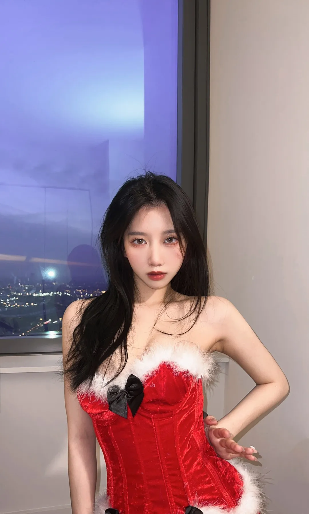 果咩酱w cosplay 海外名称与作品 果咩酱w红色节日服装窗边造型照片