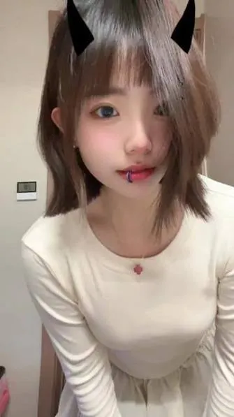 黑色小恶魔角发饰搭配米白色圆领长袖连衣裙特写