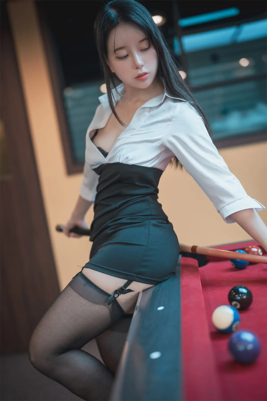 莱可Raika身穿白色衬衫与黑色包臀裙坐在红色台球桌边