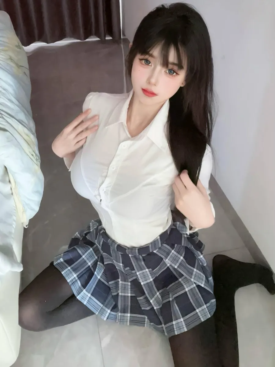 李怼怼超凶海外名称识别与作品整理 李怼怼超凶公开图片中的白色上衣与格纹裙装造型