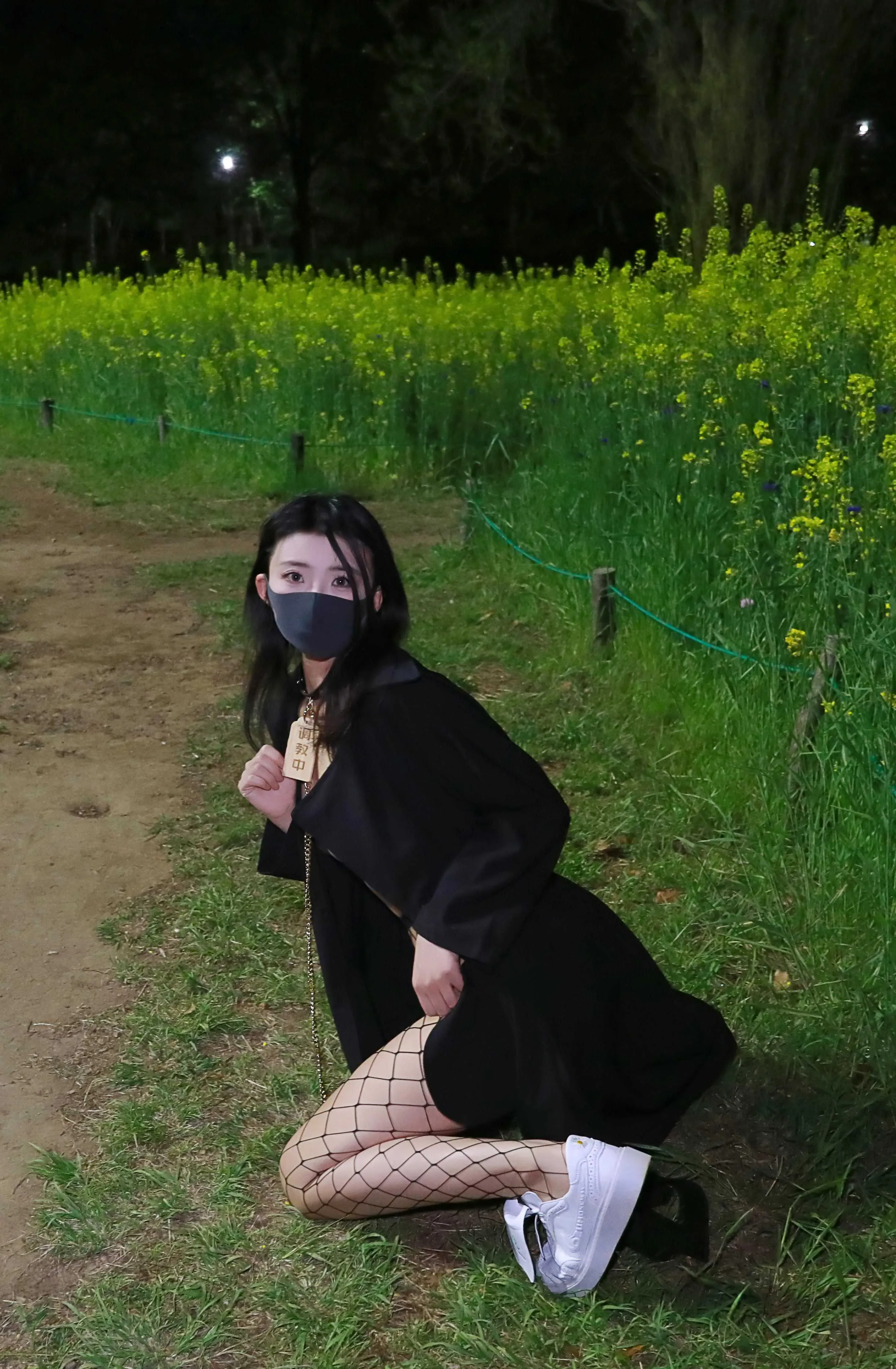 李佳海外Coser名称识别与作品 李佳黑色服装户外造型，长发与面罩搭配花田背景