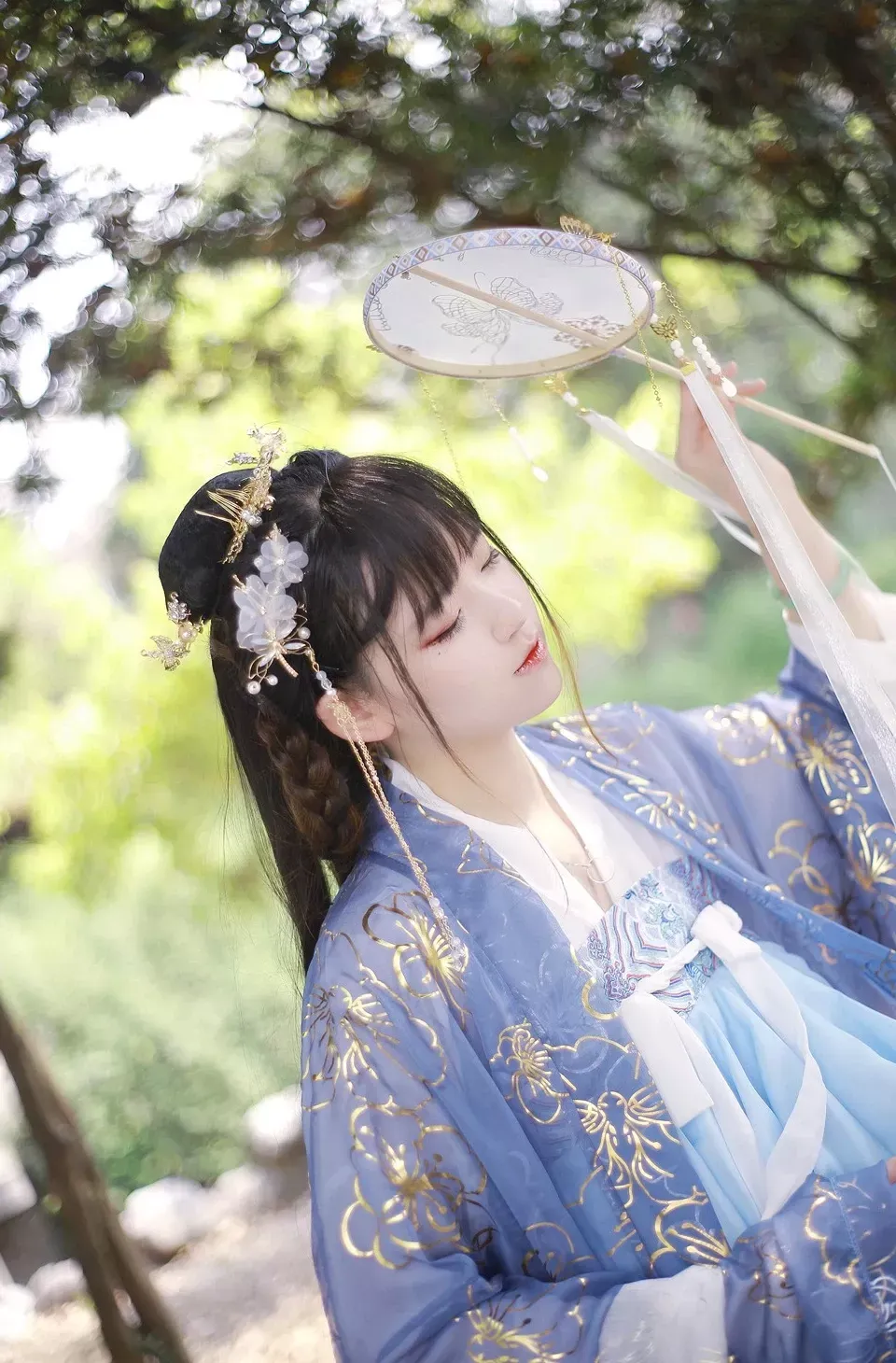 李嘉欣97海外名称识别与cosplay 李嘉欣97古风服饰造型，蓝色衣装搭配发饰和团扇