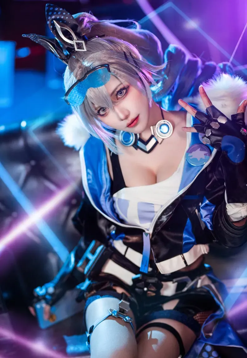 李嘉欣97海外名称识别与cosplay 李嘉欣97角色风格造型，银色发型与蓝黑服装元素