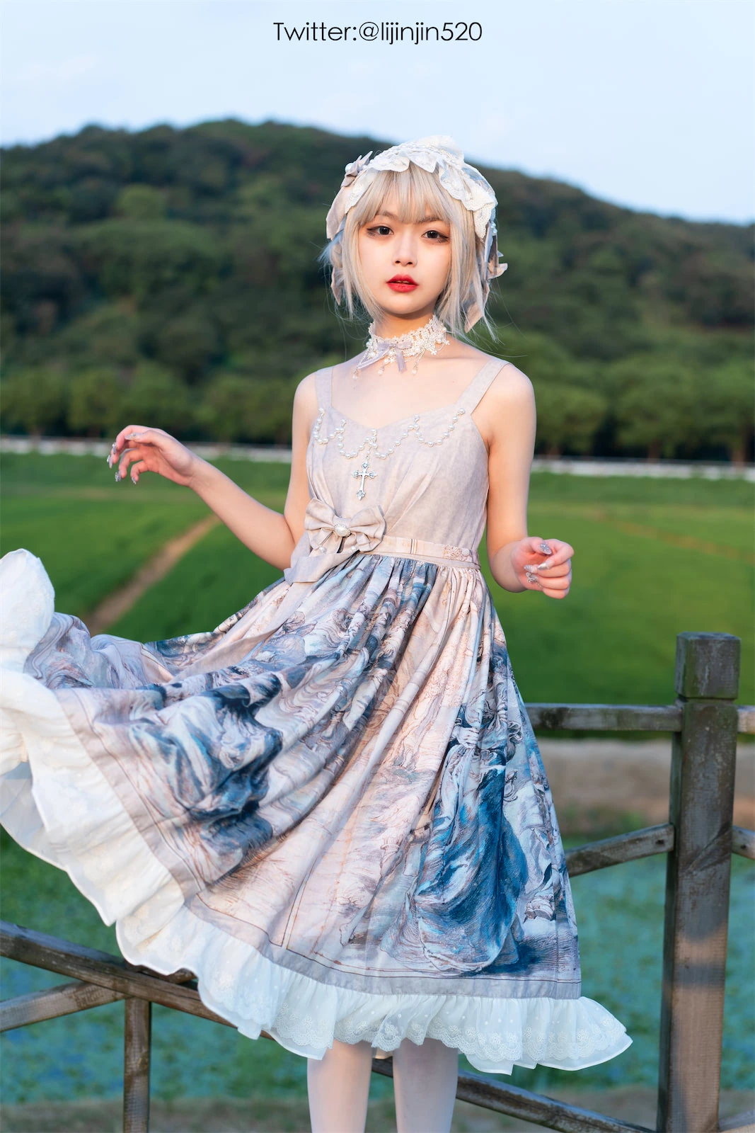 梨瑾瑾 cosplay 海外名称与写真视觉图集导读 梨瑾瑾浅色裙装写真造型，银白色发型搭配浅色礼服，在户外绿色背景中呈现柔和风格。