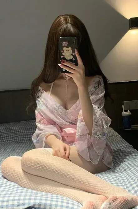 林扣弦海外名称 林扣弦浅色服饰室内造型图片