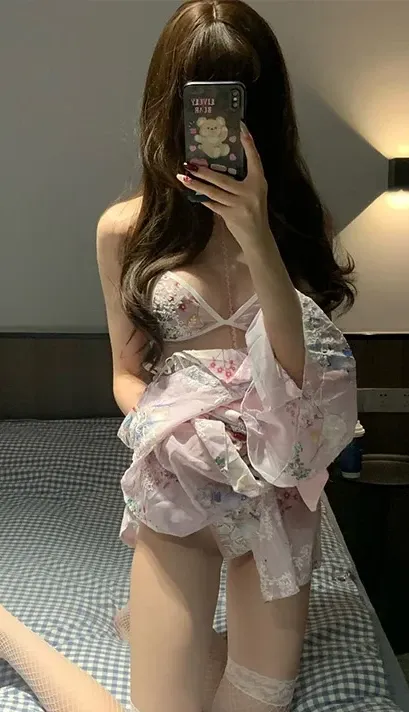 林扣弦海外名称 林扣弦粉白服饰室内造型图片