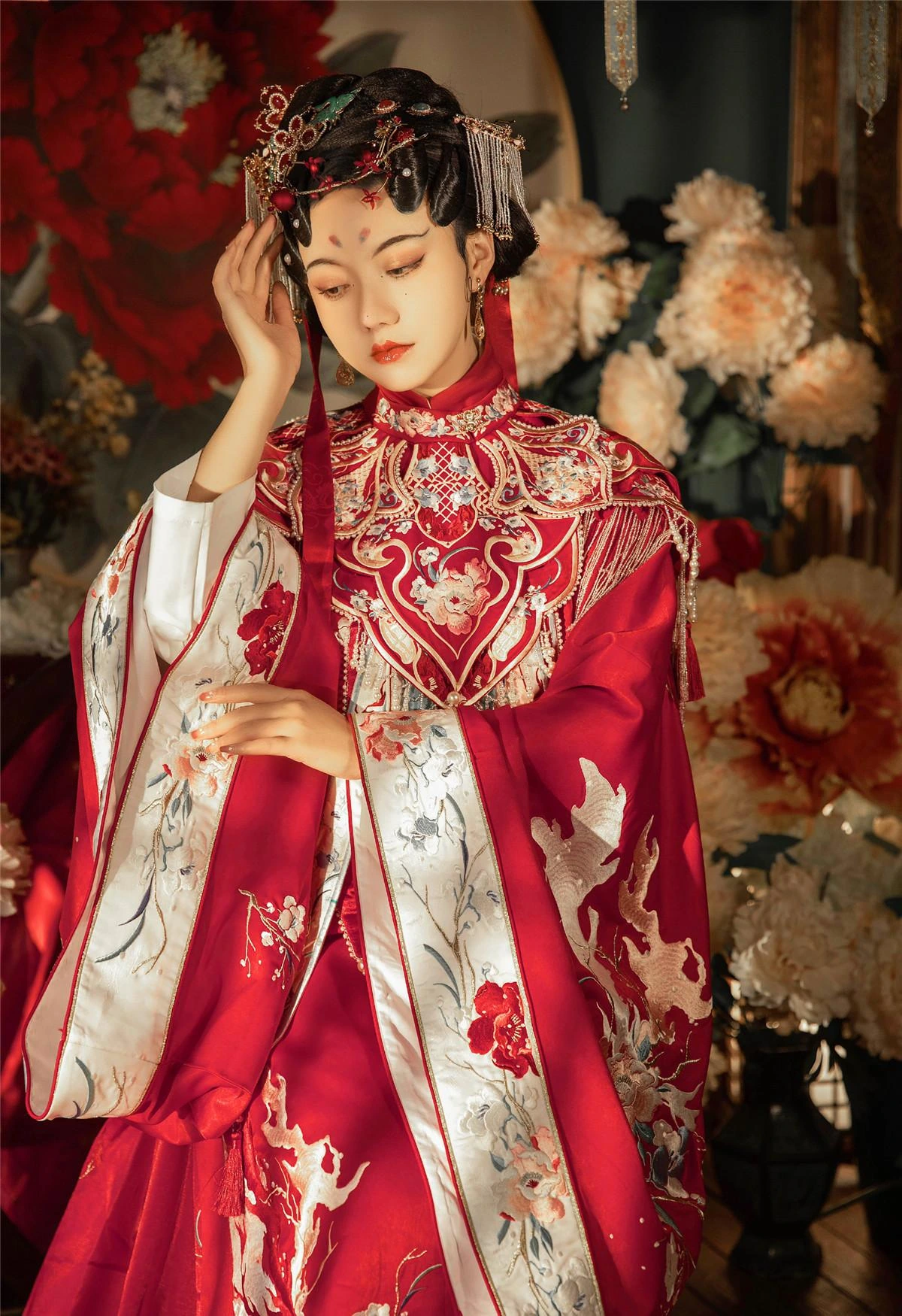 洛丽塔大哥 cosplay 海外名称与作品 洛丽塔大哥红色传统服装角色造型图片