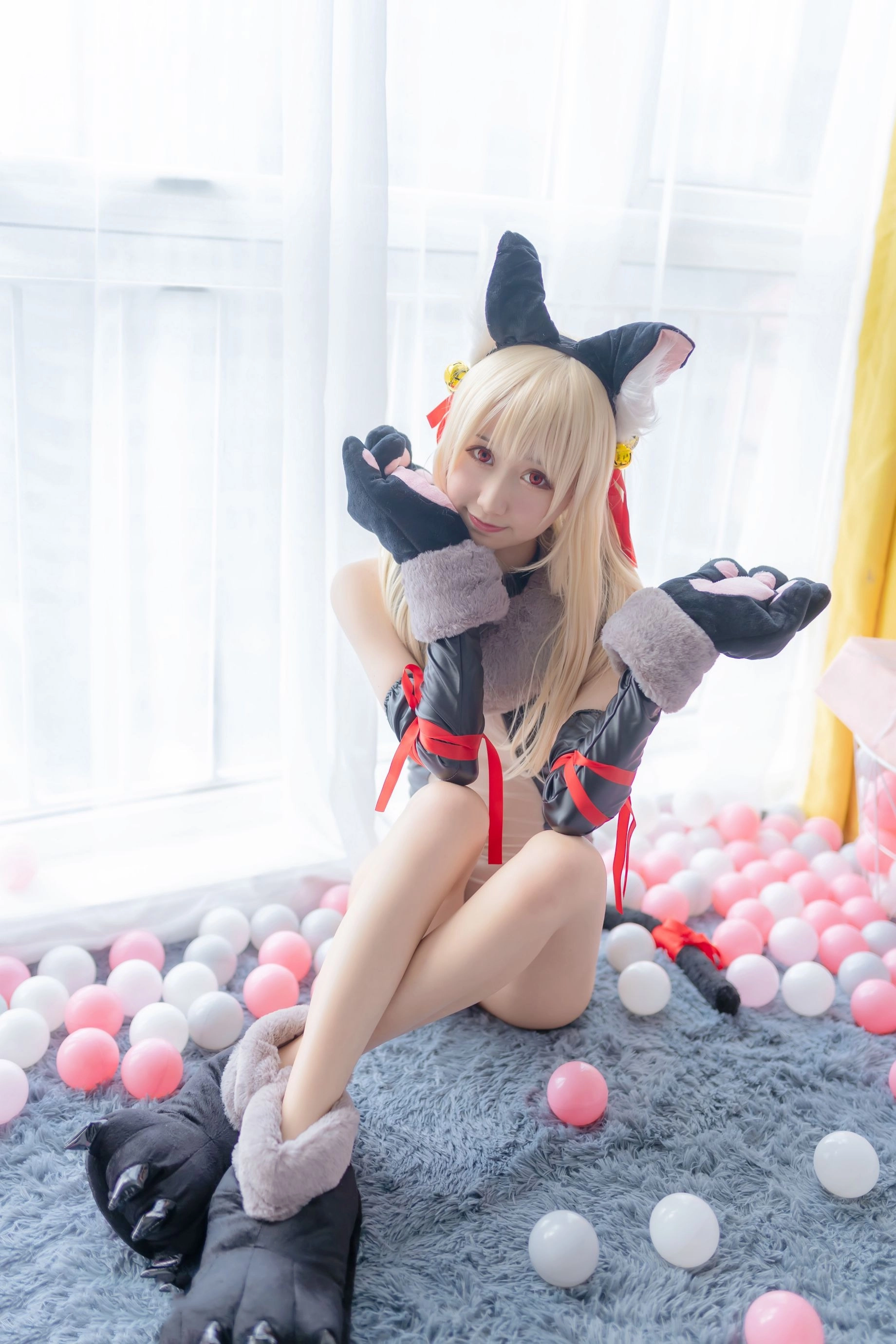 木绵绵owo cosplay海外名称与作品 木绵绵owo造型图片，展示姿势、镜头角度和场景关系
