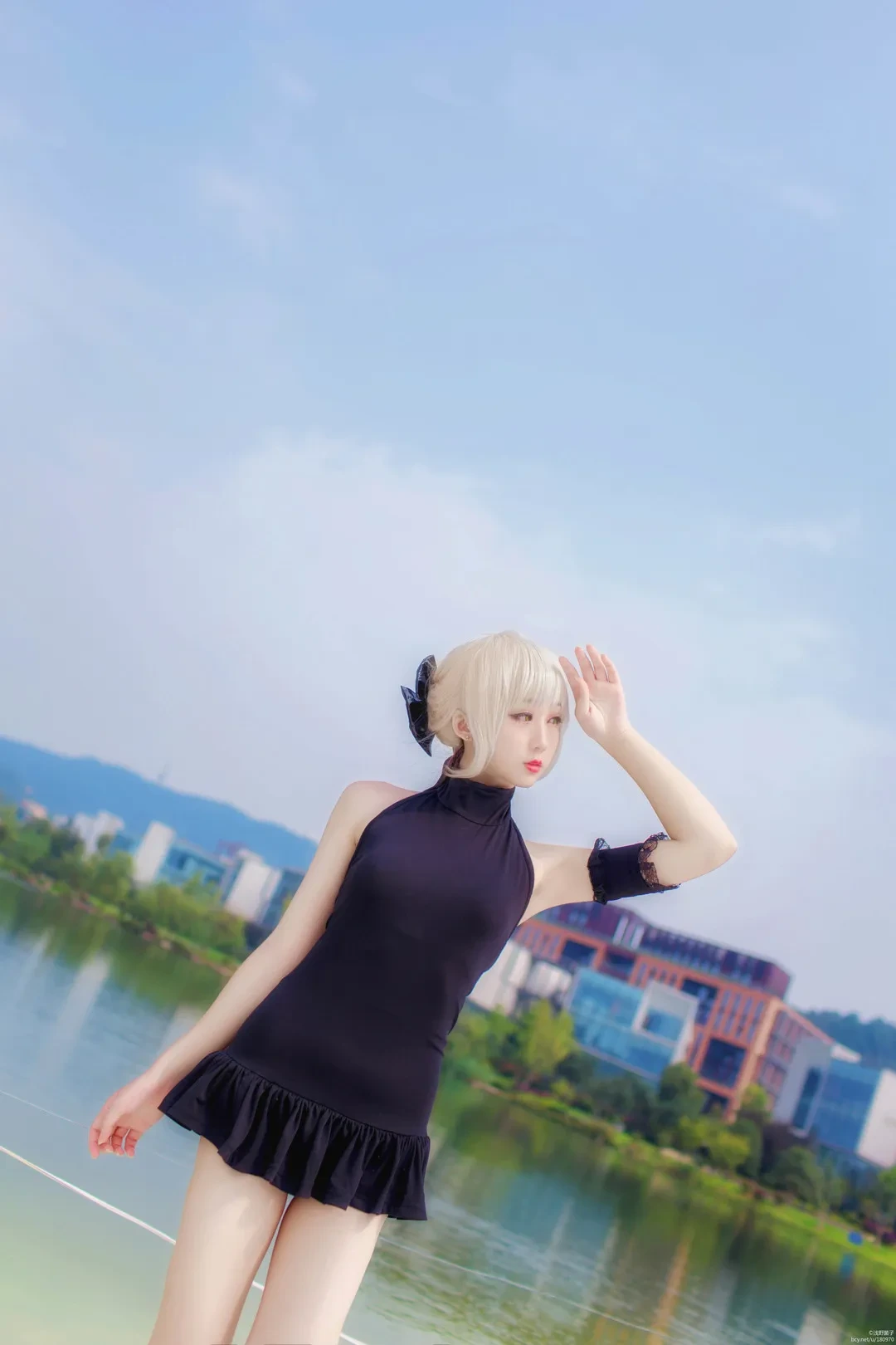 浅野菌子cosplay海外名称与代表作品 浅野菌子浅色假发黑色服装户外角色造型